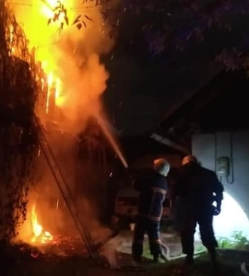 Вогонь охопив споруду із самого ранку: на Закарпатті горів житловий будинок
