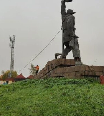 Радянський пам’ятник &quot;визволителям&quot; знесли в Ужгороді. ВІДЕО+ФОТОрепортаж