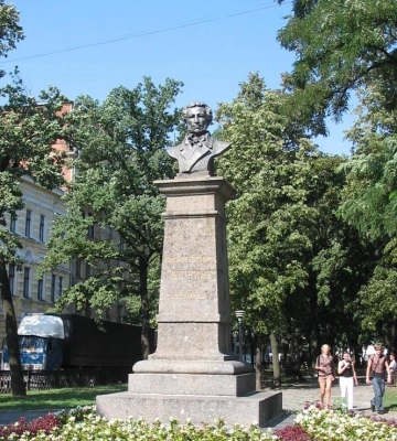В Харькове закладывают мешками с песком памятник Пушкину
