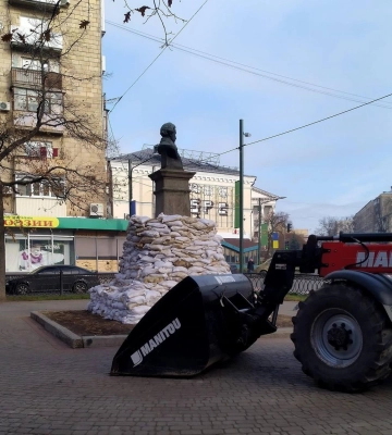 В Харькове закладывают мешками с песком памятник Пушкину