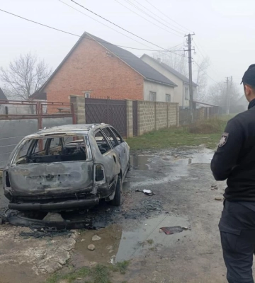 У Буштині 38-річний чоловік підпалив  односельцю авто (Фото)