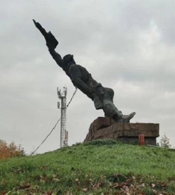 Пішов за Катериною ІІ: в Ужгороді демонтували пам&#039;ятник &quot;визволителям&quot;