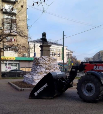 В Харькове закладывают мешками с песком памятник Пушкину