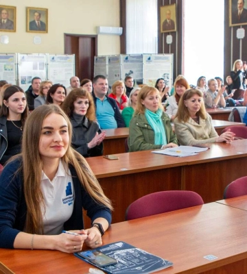 Працівник перебуває за межами України та використав 90 днів відпустки без збереження заробітної плати. Дії роботодавця?