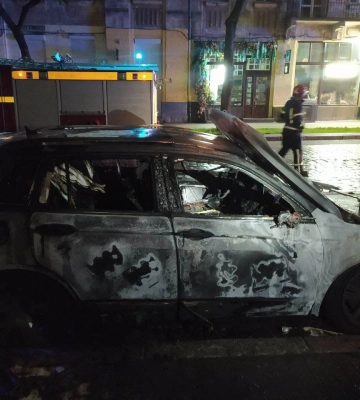 У Львові вночі згорів припаркований автомобіль на вулиці Бандери