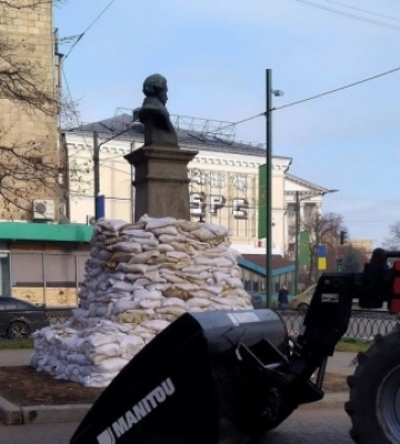В Харькове памятник Пушкину обкладывают мешками с песком, пока его судьбу решит Кабмин