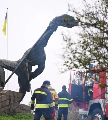 Пішов за Катериною ІІ: в Ужгороді демонтували пам&#039;ятник &quot;визволителям&quot;