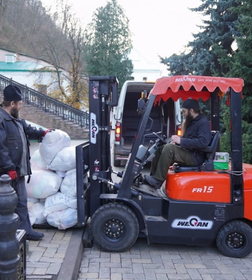 Сумская епархия УПЦ доставила более 30 тонн гуманитарной помощи беженцам и монахам Святогорской лавры