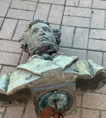 Памятник Пушкину в Харькове демонтирован, - горсовет. ФОТО