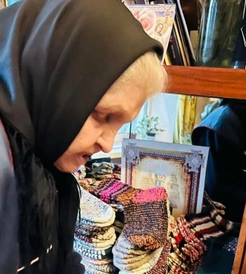 Українським захисникам сплела понад тисячу пар теплих шкарпеток черниця з Нікополя з