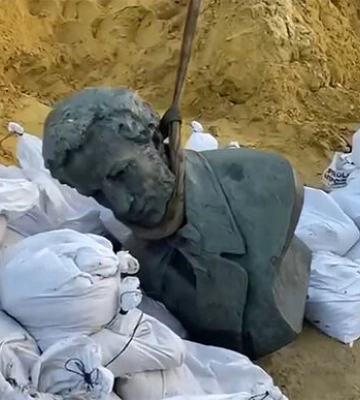 В Харькове демонтировали бюст Пушкина