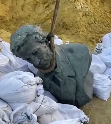 В Харькове демонтировали бюст Пушкина