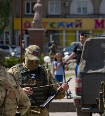 В Запорожской области оккупанты заставляют водителей заклеивать герб на номерах авто