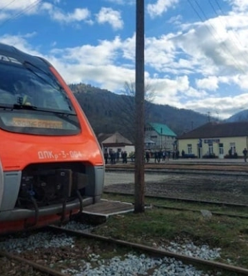 По восстановленной железной дороге в Карпатах прошел первый поезд в Румынию