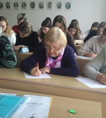 «Від тексту про дім стискалося серце»: як переселенці в Луцьку писали радіодиктант