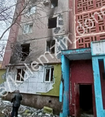 В Донецке ночью снаряд попал в квартиру, есть погибший и раненая