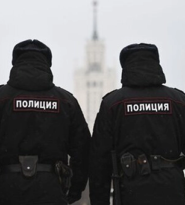 Після втрати Херсона біля Кремля поліція затримала чоловіка з плакатом &quot;Предатели, про#бали все&quot;, - росЗМІ
