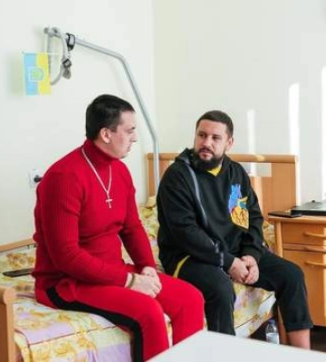 Монатик вернулся в Украину и встретился с ранеными воинами во Львове: щемящие фото