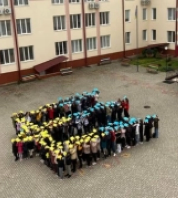На подвір&#039;ї Луцького ліцею №27 школярі сформували величезний тризуб