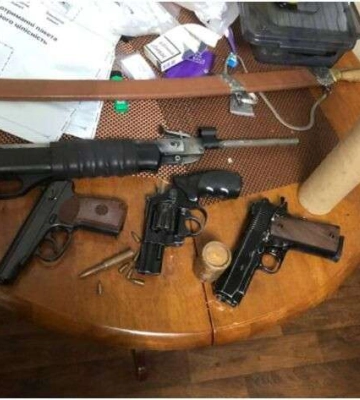 Поліцейські Кривого Рогу затримали раніше судимого чоловіка з наркотиками та зброєю