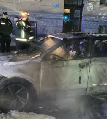 Облив автомобіль і підпалив: у центрі Львові згорів Фольксваген
