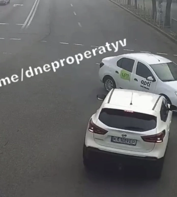 У Дніпрі сталася аварія: «Nissan» зіткнувся з автівкою служби таксі (Відео)