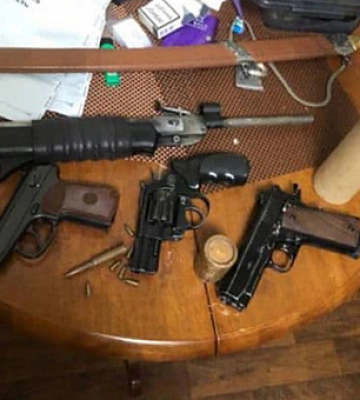 У Кривому Розі затримали раніше судимого чоловіка за незаконне зберігання наркотиків та зброї