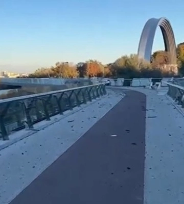 На &quot;стеклянном&quot; мосту в Киеве заменили 14 из 16 поврежденных секций, ремонтируют освещение – мэр
