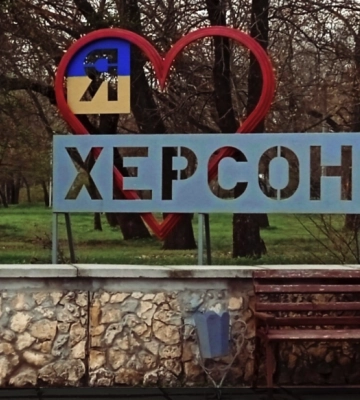 Військові рф обстріляли цивільну інфраструктуру Херсона, є поранені