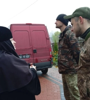 В Овруче монастырь УПЦ передал гуманитарную помощь ВСУ