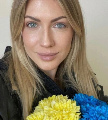 Никитюк показала, как позировала в Киеве ночью на мосту. Фото