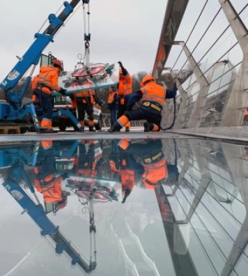 Міст, який вистояв після російської атаки: у Києві відновлюють пішохідний скляний міст