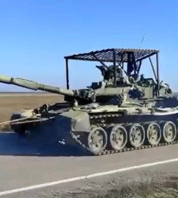 ВСУ на трофейном Т-72Б3М тянут еще один Т-72Б3 под Херсоном. ВИДЕО