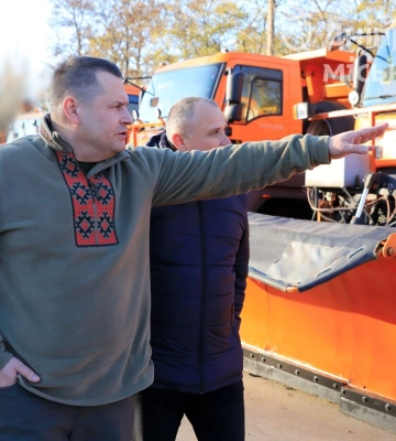 Філатов показав снігоприбиральну техніку та розповів, чим Дніпро посипатиме дороги взимку 