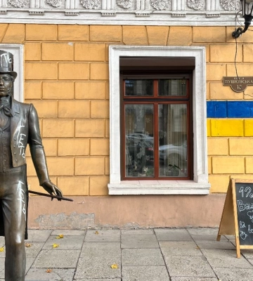 В Одессе на памятнике Пушкину появились надписи &quot;Прочь&quot;. ФОТО
