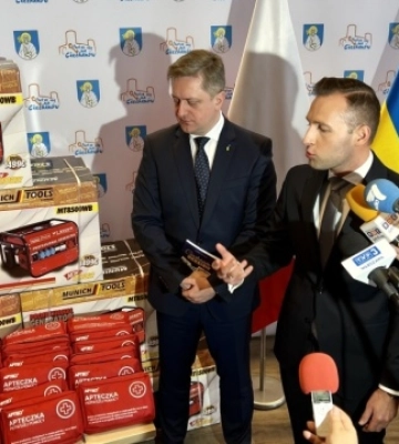 Польське місто Цеханув передало Хмельницькому генератори, дрони і медикаменти