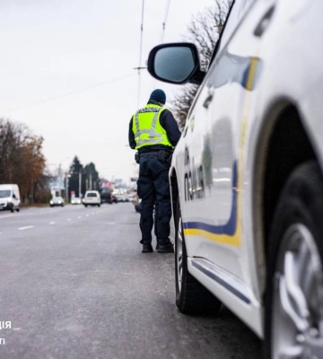 У Луцьку п’яний водій на бусі врізався у гараж та втік: у нього відібрали права