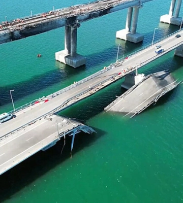 Загарбники знову призупиняють рух Кримським мостом