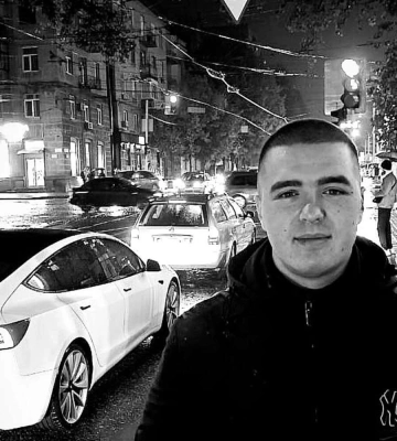 В Днепре курсант спас парня, который решил лечь под трамвай
