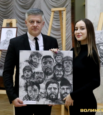 У Луцьку – виставка-продаж робіт, присвячених війні та воїнам «Азова». Фото