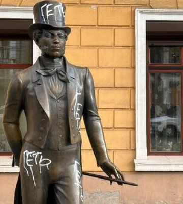 В Одесі на пам’ятнику Пушкіну з’явилися написи &quot;Геть&quot;. ФОТО