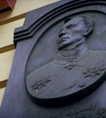 16 років тому у Дніпрі встановили бронзовий барельєф губернатора, який дав нове життя головному проспекту міста