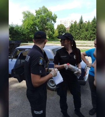 У Дніпрі п&amp;#039;яний чоловік з палкою кидався на перехожих: його затримала курсантка ДДУВС