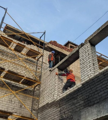У деокупованій Балаклії після обстрілів відбудовують центральну лікарню