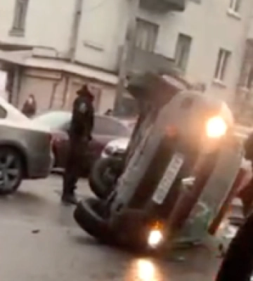 У Києві сталася серйозна ДТП із перекиданням: відео з місця
