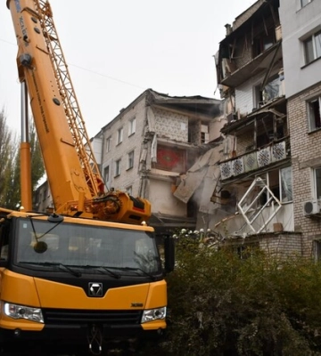 Обстріл п’ятиповерхівки у Миколаєві: рятувальники шукають під завалами людей 