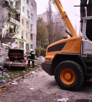 З-під завалів житлового будинку в Миколаєві рятувальники дістали тіла трьох загиблих. ФОТОрепортаж