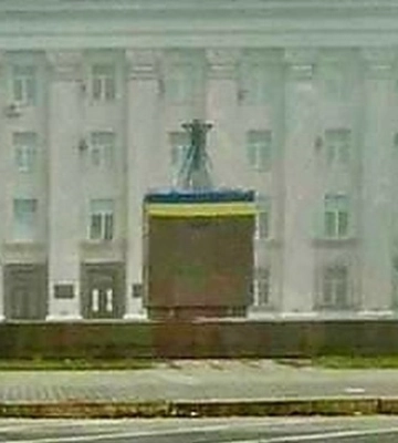 Перед будівлею ОДА у Херсоні партизани встановили прапор України - соцмережі
