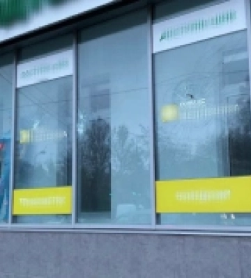 У Рівному поліцейські розшукують зловмисника, який потрощив вітрини трьох закладів