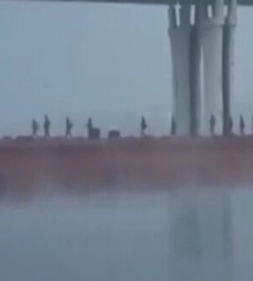 Российские оккупанты убегают пешком из Херсона. ВИДЕО